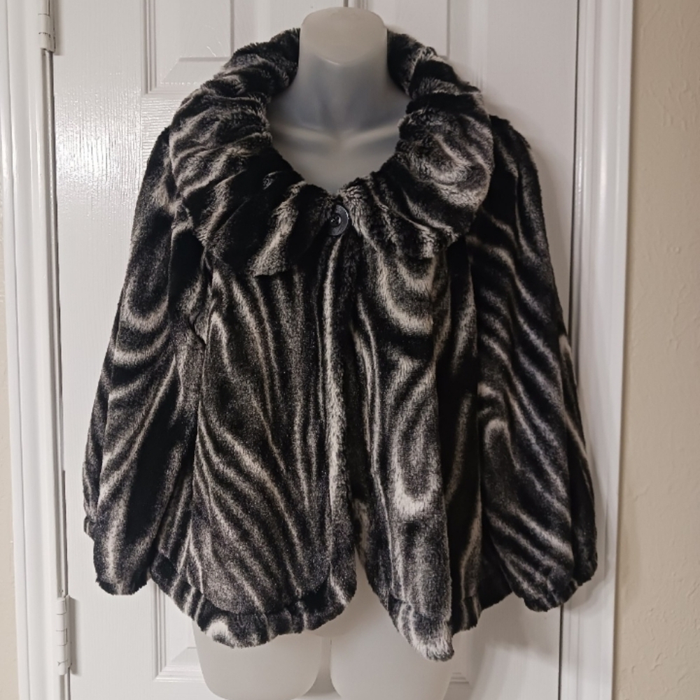Sharon Young Faux Fur Crop Women's Dressy Jacket soft fur light coat. Size Large